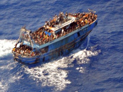 اليونان تسقط الاتهامات عن 9 مصريين في حادث غرق قارب المهاجرين
