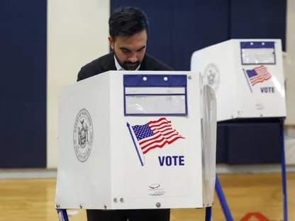 المرشح الديمقراطي زهران ممداني يدلي بصوته في انتخابات عمدة نيويورك. 04 نوفمبر 2025 - Reuters