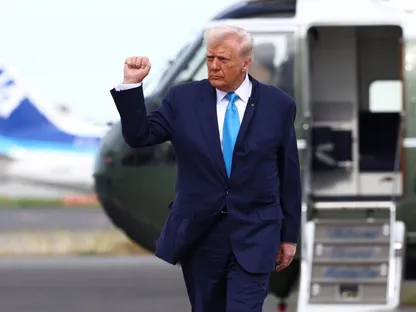 الرئيس الأميركي دونالد ترمب يشير وهو يسير إلى طائرة الرئاسة لمغادرة مطار هانيدا في طوكيو باليابان متوجهاً إلى كوريا الجنوبية. 29 أكتوبر 2025 - REUTERS