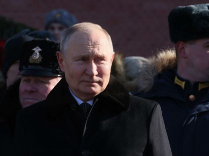 الرئيس الروسي فلاديمير بوتين يحضر مراسم وضع إكليل من الزهور على قبر الجندي المجهول خلال حفل بمناسبة يوم المدافع عن الوطن، موسكو. 23 فبراير 2023  - AFP