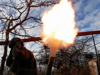 أعضاء من وحدة خاصة بالحرس الوطني الأوكراني يطلقون قذيفة هاون باتجاه القوات الروسية في بلدة أفدييفكا في منطقة دونيتسك الأوكرانية. 8 نوفمبر 2023 - Reuters