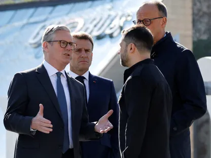 رئيس الوزراء البريطاني كير ستارمر يتحدث مع الرئيس الفرنسي إيمانويل ماكرون والرئيس الأوكراني فولوديمير زيلينسكي والمستشار الألماني فريدريش ميرتس أثناء زيارتهم لساحة الاستقلال (ميدان) في كييف. 10 مايو 2025 - REUTERS