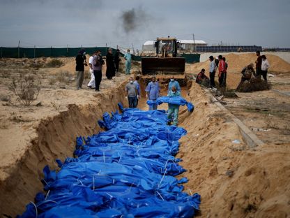 جثامين عشرات الفلسطينيين الذين قضوا جراء عمليات القصف والاستهداف الإسرائيلية بقطاع غزة. 22 نوفمبر 2023 - Reuters