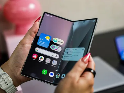 عميلة تحمل هاتف Samsung Galaxy Z Fold 7 خلال حدث أقيم في نيويورك بالولايات المتحدة. 8 يوليو 2025 - Reuters