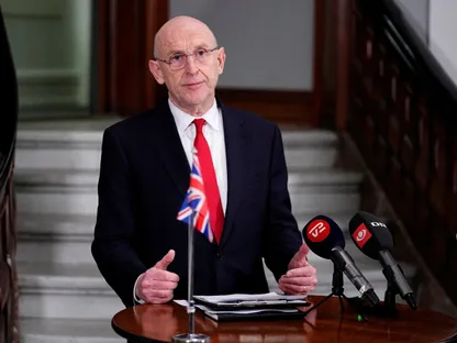 وزير الدفاع البريطاني يدعو إيران إلى التخلي عن أسلحتها والعودة للمفاوضات