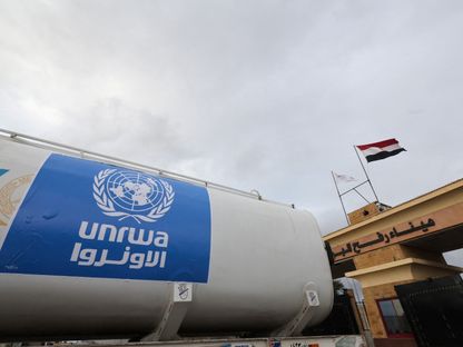 شاحنة تحمل شعار وكالة المتحدة الأمم غوث وتشغيل اللاجئين الفلسطينيين (الأونروا) عند معبر رفح الحدودي مصر. 27 نوفمبر 2023 - REUTERS