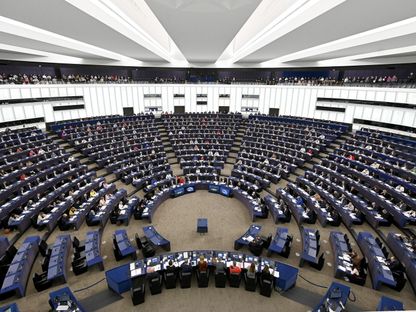 أعضاء البرلمان الأوروبي يشاركون في جلسة تصويت خلال جلسة عامة في البرلمان الأوروبي في ستراسبورج شرقي فرنسا. 14 مارس 2023 - AFP