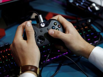 شخص يستخدم جهاز تحكم جهاز Xbox One خلال أسبوع باريس لألعاب الفيديو. 29 أكتوبر 2019 - REUTERS