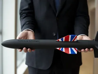 نموذج أولي لصاروخ من إنتاج شركة فرانكنبرج تكنولوجيز يحمل علم المملكة المتحدة بمقر الشركة في تالين بإستونيا. 3 مارس 2025 - defensenews.com