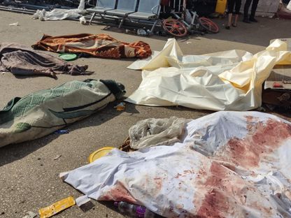 جثامين أشخاص قتلتهم الغارات الإسرائيلية ملقاة بالقرب من مجمع مستشفى الشفاء في مدينة غزة. 10 نوفمبر 2023 - أ ف ب