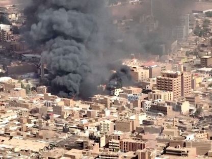 دخان يتصاعد في سوق بأم درمان وسط الصراع بين الجيش السوداني وقوات الدعم السريع. 17 مايو 2023 - via REUTERS