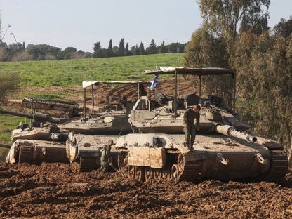 دبابات إسرائيلية وجنود على حدود قطاع غزة بينما يستمر القصف المدفعي والغارات الجوية على القطاع. 11 فبراير 2024 - AFP
