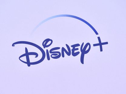 شعار Disney على خلفية العرض الأول لفيلم Cheaper by the Dozen في مسرح El Capitan في هوليوود، كاليفورنيا، 12 مارس 2022. - AFP
