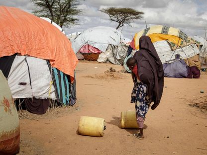 لاجئة صومالية في مخيم داداب للاجئين في كينيا والذي يعد أحد أكبر مخيمات اللاجئين في إفريقيا. 23 مارس 2023 - AFP