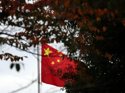 العلم الصيني فوق مقر سفارة بكين في طوكيو. 18 نوفمبر 2025 - Reuters