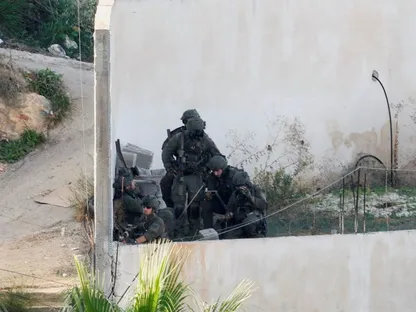 جنود إسرائيليون يتمركزون أثناء اقتحام في جنين بالضفة الغربية المحتلة. 27 نوفمبر 2025 - REUTERS