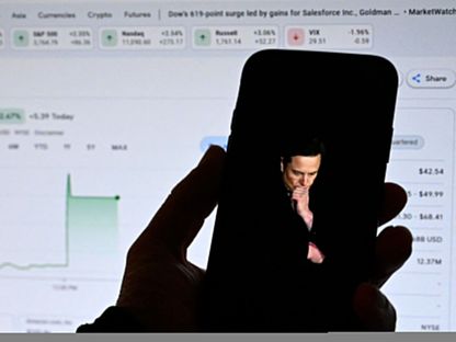 شاشة هاتف ذكي تعرض صورة الملياردير الأميركي إيلون ماسك. 4 أكتوبر 2022 - AFP