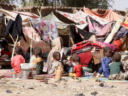 امرأة سودانية نازحة مع أطفالها في بلدة طويلة في ولاية شمال دارفور، السودان. 15 أبريل 2025 - REUTERS