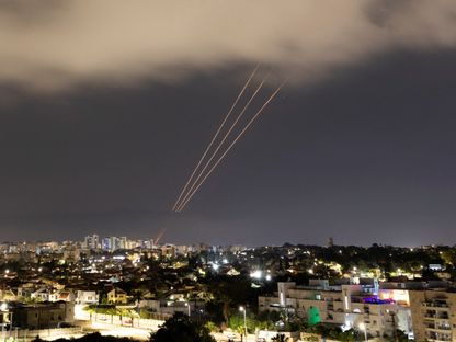 اعتراض أجسام في السماء بعد أن أطلقت إيران طائرات مسيرة وصواريخ باتجاه إسرائيل، كما يظهر من عسقلان - Reuters