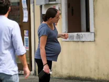 امرأة حامل تنتظر طفلها أمام حضانة في بلدة كارتيليانو بشمال إيطاليا. 27 مايو 2022 - REUTERS