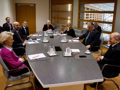 رئيسة المفوضية الأوروبية (يسار)، ورئيس المجلس الأوروبي والرئيس الفرنسي ورئيسة الوزراء الإيطالية (الثالث إلى اليمين)، ورئيس الوزراء المجري والمستشار الألماني أولاف شولتز يحضرون اجتماعاً في المقر الأوروبي ببروكسل. 1 فبراير 2024 - AFP