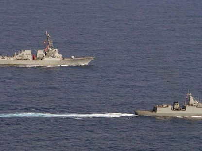 مدمرة الصواريخ الأميركية يو إس إس رالف جونسون (يسار) والفرقاطة البحرية الفلبينية بي آر بي خوسيه ريزال تبحران في بحر الصين الجنوبي. 4 سبتمبر 2023 - AFP