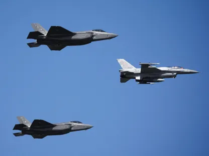 مقاتلات F-35 تابعة للقوات الجوية الأميركية وطائرات F-16 تابعة للقوات الجوية البولندية في وارسو. بولندا . 15 أغسطس 2023 - Reuters