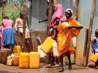لاجئون من السودان يجمعون المياه من صنبور في مخيم للاجئين قرب جوبا في جنوب السودان- 20 يونيو 2023 - REUTERS