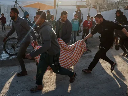 إسرائيل تقتل 6 فلسطينيين في قطاع غزة في غارة جوية وقصف بالدبابات