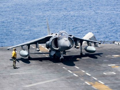 طائرة AV-8B Harrier II تستعد للانطلاق من سفينة الهجوم البرمائية USS Boxer في الخليج العربي لتنفيذ مهام. 16 يونيو 2016 - reuters
