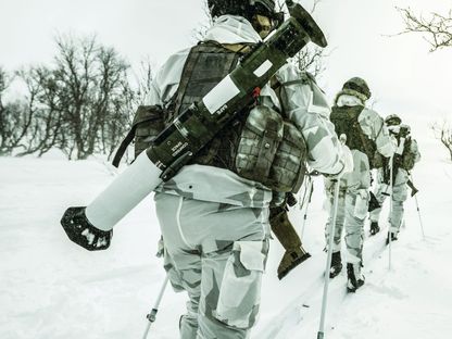 صورة غير مؤرخة لجنود يحملون على ظهورهم قاذفة AT-4 التي تنتجها شركة SAAB الأميركية بالتعاون مع السويد - saab.com