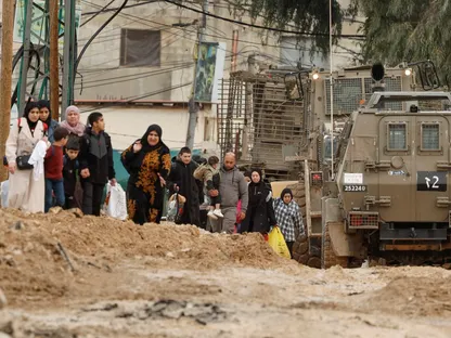 فلسطينيون نازحون من مخيم جنين جراء العملية العسكرية الإسرائيلية في الضفة الغربية المحتلة. 22 يناير 2025 - Reuters