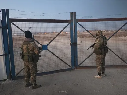 قوات من الجيش السوري تتولى تأمين مخيم أبو الهول بالحسكة في سوريا. 20 يناير 2026 - سانا