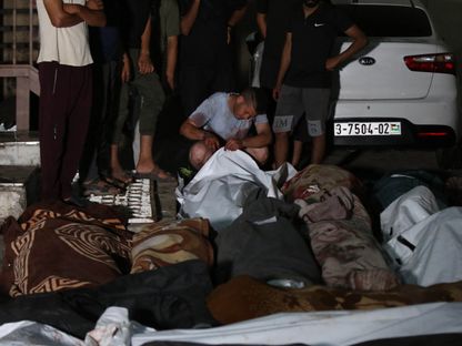 فلسطينيون يتفقدون ضحايا غارة إسرائيلية على مدرسة للنازحين تابعة لوكالة "أونروا" استهدفت مخيم النصيرات وسط قطاع غزة. 6 يونيو 2024 - AFP