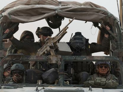 جنود إسرائيليون على آلية عسكرية أثناء عودتهم من جنوب قطاع غزة. 12 فبراير 2024 - REUTERS