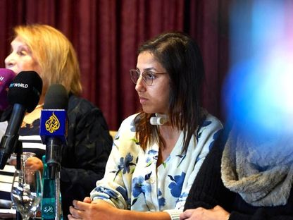 مؤتمر صحفي وتبدو سعادة عربان تجلس بجانب محاميتها. 11 مايو 2025 - ledevoir.com