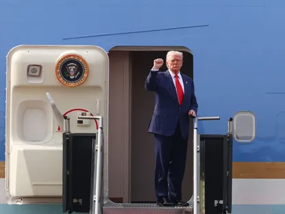الرئيس الأميركي دونالد ترمب يصعد على متن طائرته الرئاسية "إير فورس وان"، مغادراً كوريا الجنوبية إلى واشنطن، 30 أكتوبر 2025 - REUTERS