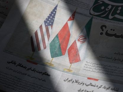 صحيفة إيرانية على غلافها صورة أعلام إيران وسلطنة عمان والولايات المتحدة. 11 مايو 2025 - REUTERS
