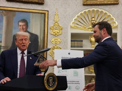 نائب الرئيس الأميركي جي دي فانس يمسك بمُجسَّم لقاذفة القنابل B-2 خلال فعالية أعلن فيها الرئيس الأميركي دونالد ترمب، والرئيس التنفيذي لشركة آبل تيم كوك، عن استثمار بقيمة 100 مليار دولار في قطاع التصنيع داخل الولايات المتحدة في المكتب البيضاوي بالبيت الأبيض في واشنطن العاصمة. 6 أغسطس 2025 - Reuters