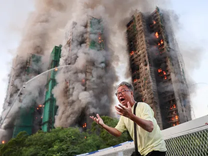 شاهد.. حريق ضخم يلتهم أبراجاً سكنية في هونج كونج