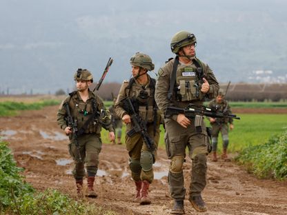 جنود إسرائيليون يقومون بدورية بالقرب من الحدود مع لبنان. 25 يناير 2024 - AFP