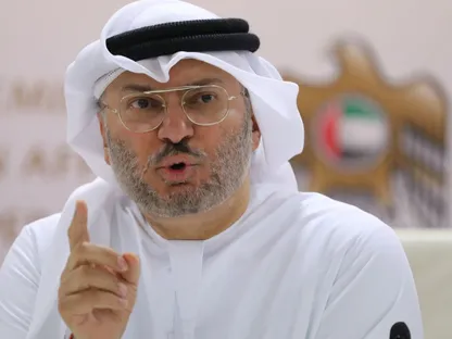 قرقاش: استئناف القتال بين أميركا وإيران يعقد الأمور.. ونرغب في حل سياسي يعالج القضايا الأساسية