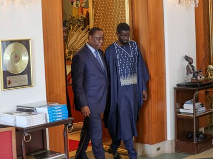 الرئيس السنغالي المنتهية ولايته ماكي سال (يسار) وهو يصل مع الرئيس السنغالي المنتخب باسيرو ديوماي فاي (يمين) قبل اجتماع في القصر الرئاسي في داكار. 28 مارس 2024 - AFP