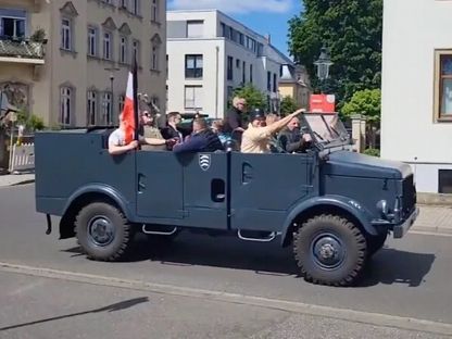 أشخاص يستقلون عربات تحاكي تلك التي كان يستعملها جيش الرايخ الثالث في ألمانيا - X@Schmanle