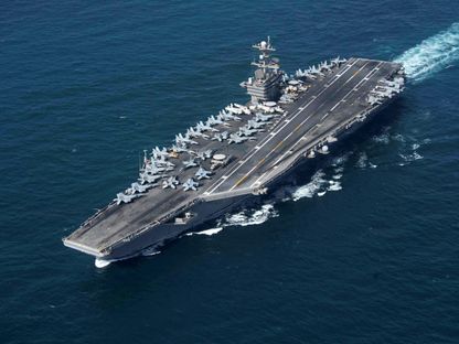 حاملة طائرات البحرية الأميركية "يو إس إس جون سي ستينيس" تعبر مضيق هرمز  أثناء انتشارها في منطقة عمليات الأسطول الخامس الأميركي، 20 يناير 2019.  - REUTERS