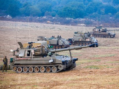 دبابات إسرائيلية تتمركز على الحدود مع لبنان بالتزامن مع قصف لحزب الله على مزارع شبعا. 8 أكتوبر 2023 - AFP