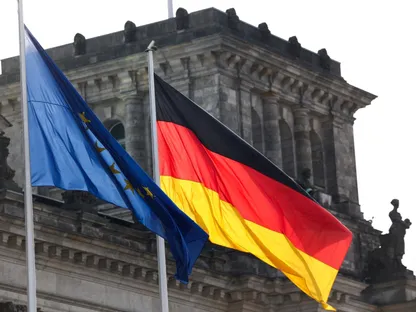 أعلام الاتحاد الأوروبي وألمانيا أمام مقر "البوندستاج" (البرلمان) في برلين. 13 مارس 2025 - Reuters