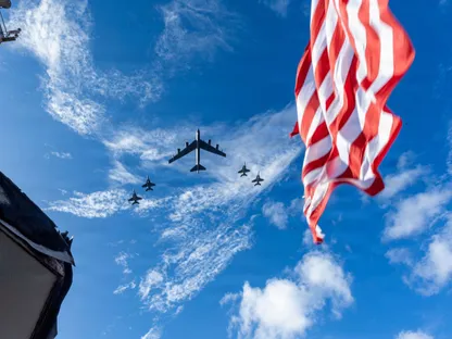 مقاتلات أميركية مع القاذفة B-52 تحلقان فوق مجموعة حاملة الطائرات "يو إس إس جيرالد آر. فورد" في المحيط الأطلسي. 13 نوفمبر 2025 - Reuters