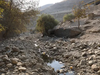 نهر "كان" وقد خلا من المياه تماماً بعد أزمة الجفاف في طهران، إيران. 11 نوفمبر 2025 - REUTERS