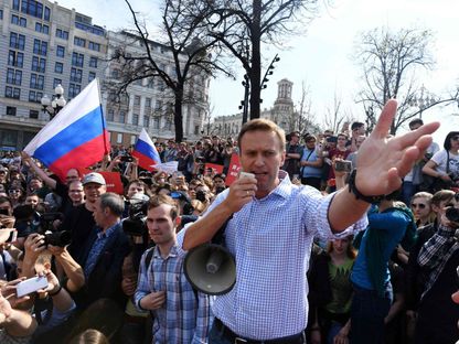 زعيم المعارضة الروسية أليكسي نافالني يخاطب أنصاره خلال مسيرة غير مصرح بها مناهضة لبوتين في 5 مايو 2018 في موسكو، قبل يومين من تنصيب فلاديمير بوتين لولاية رابعة في الكرملين. AFP - AFP